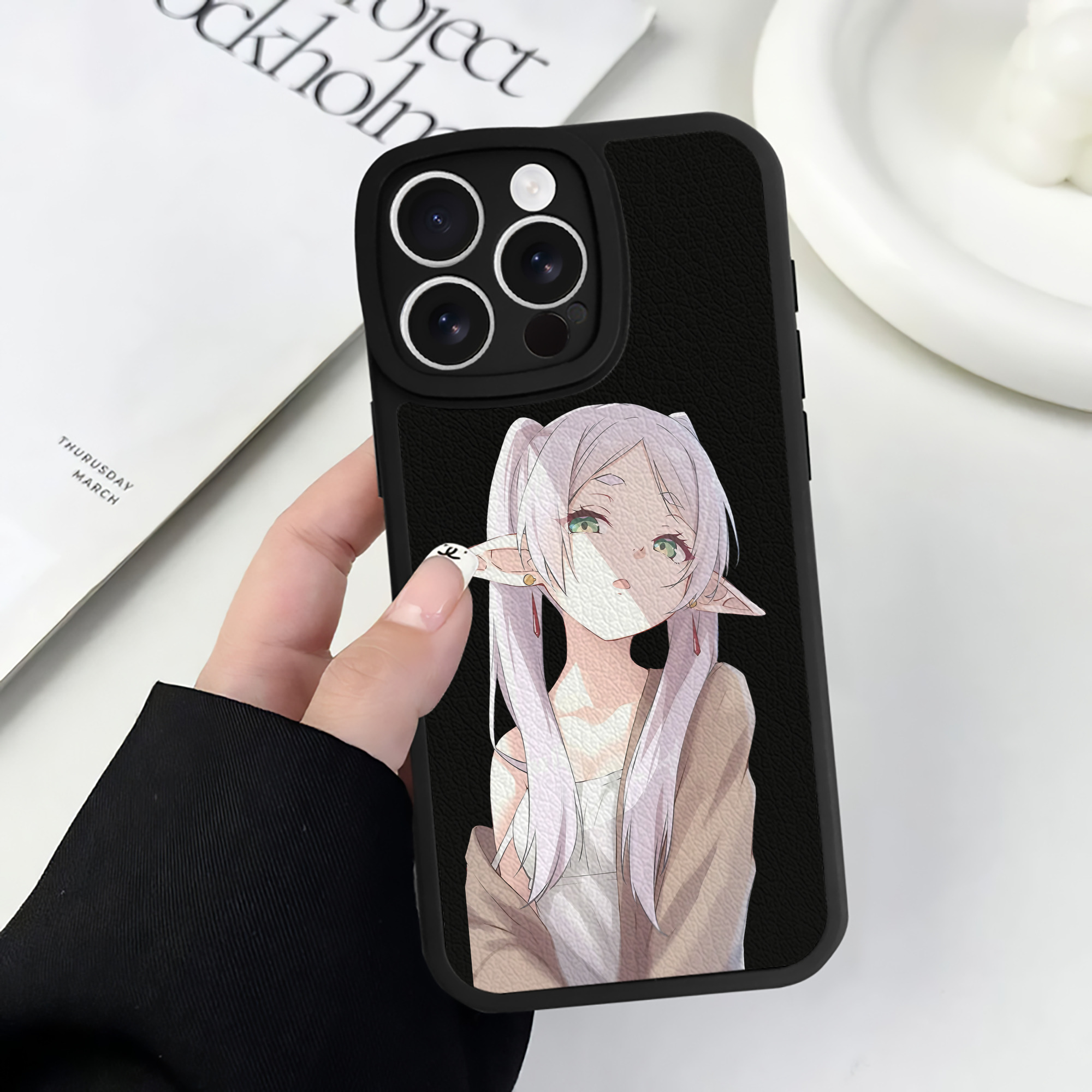 （画像用） 葬送のフリーレン Frieren 【iPhone 16シリーズ対応】シリコンスマホケース（レザー調） 材質：シリコン